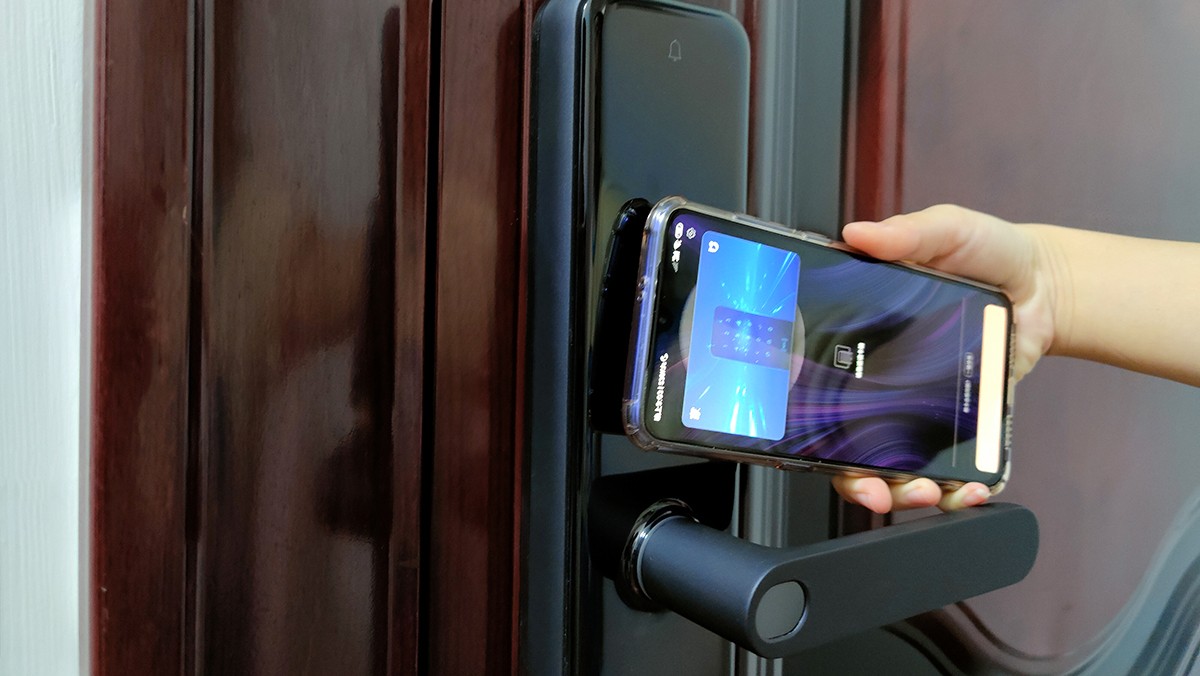 Smart Lock Lets you Open Door With Your Mobile